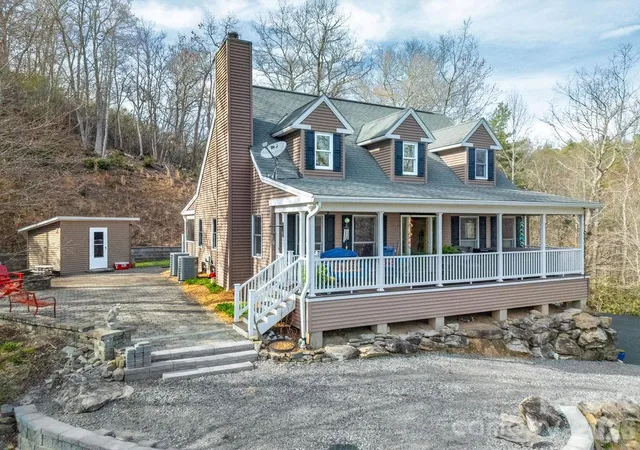 Photo 3 of Single family home for sale at 410 Forest Lake Rd, Brevard, NC 28712 | MLS# 4364087 | Listing updated on 2026-08-12