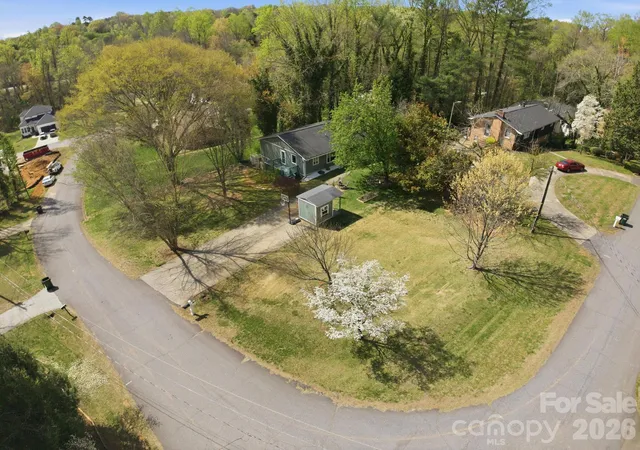 Photo 3 of Single family home for sale at 120 42nd Avenue Cir NE, Hickory, NC 28601 | MLS# 4364282 | Listing updated on 2026-08-28