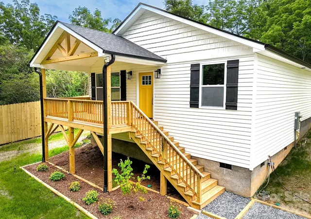 Photo 1 of Single family home for sale at 133 Moore St, Hendersonville, NC 28739 | MLS# 4364392 | Listing updated on 2026-08-05