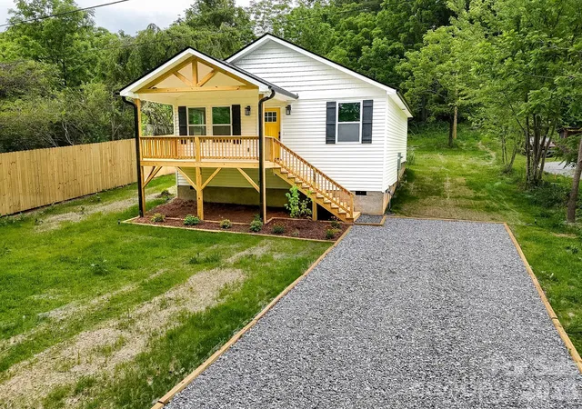 Photo 2 of Single family home for sale at 133 Moore St, Hendersonville, NC 28739 | MLS# 4364392 | Listing updated on 2026-08-05