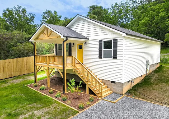 Photo 3 of Single family home for sale at 133 Moore St, Hendersonville, NC 28739 | MLS# 4364392 | Listing updated on 2026-08-05