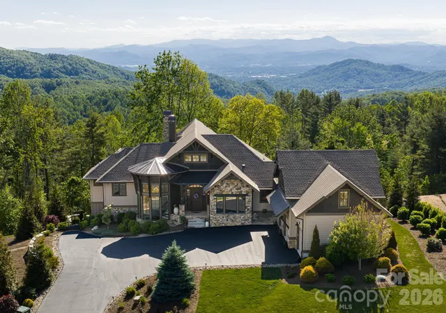Photo 1 of Single family home for sale at 31 Bear Tree Ct, Hendersonville, NC 28792 | MLS# 4364393 | Listing updated on 2026-09-30