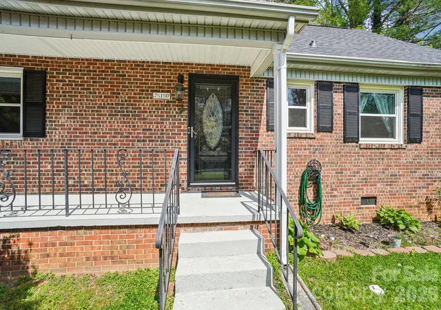2nd image of 710 Heatherwood Dr, Hendersonville, NC 28792 | MLS# 4364577