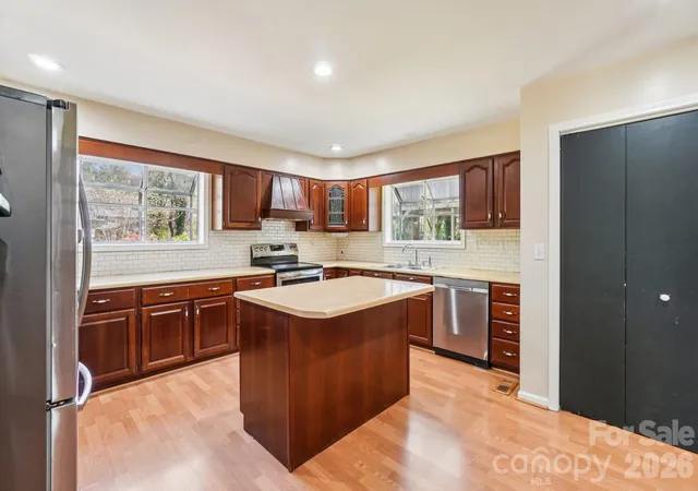 4th image of 710 Heatherwood Dr, Hendersonville, NC 28792 | MLS# 4364577