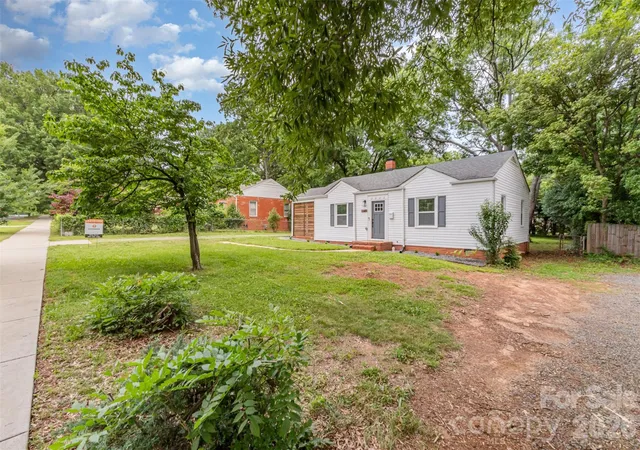 Photo 3 of Single family home for sale at 2601 Ashley Rd, Charlotte, NC 28208 | MLS# 4364614 | Listing updated on 2026-09-17