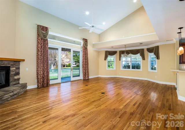 4th image of 124 Towne Pl Dr, Hendersonville, NC 28792 | MLS# 4364693
