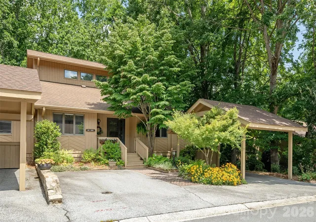 Homes for sale in Hendersonville, NC | 601 Red Oak Dr, Hendersonville, NC 28791 | MLS# 4364852