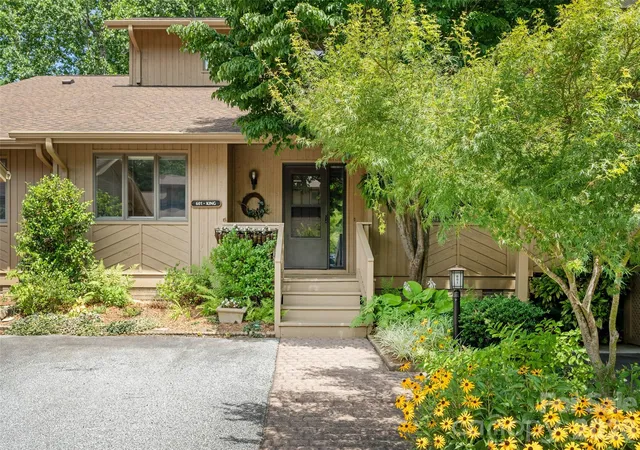 Homes for sale in Hendersonville, NC | 601 Red Oak Dr, Hendersonville, NC 28791 | MLS# 4364852