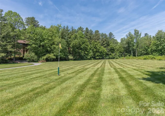 Listing Photo 2 - Condo for sale in building located at 601 Red Oak Dr, Hendersonville, NC 28791