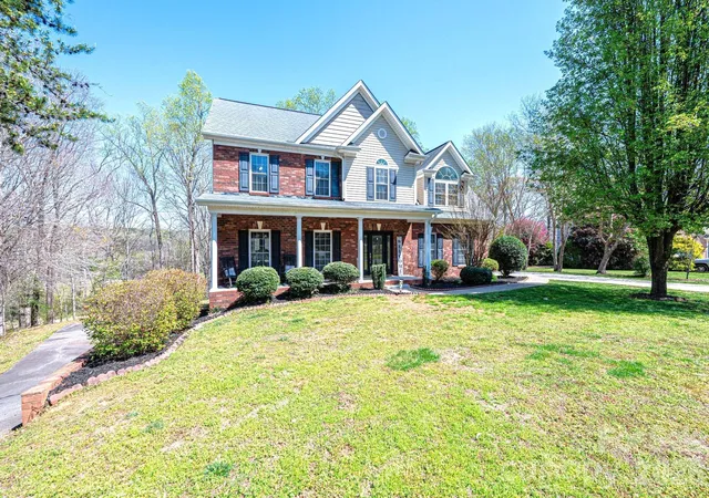 2nd image of 2586 Henry Falls Dr, Hickory, NC 28602 | MLS# 4365089