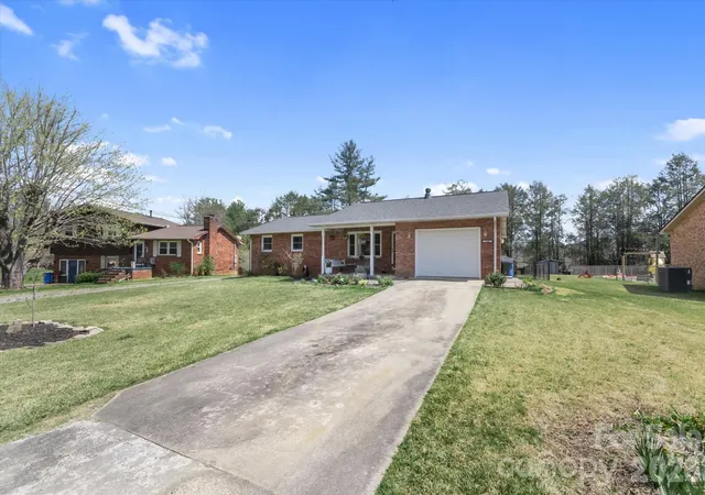 Photo 3 of Single family home for sale at 180 Fisher Rd, Brevard, NC 28712 | MLS# 4365104 | Listing updated on 2026-08-07