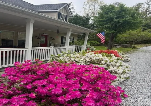 Photo 2 of Sale Pending at 10 Eagle Dr, Hendersonville, NC 28792 | MLS# 4365502 | Listing updated on 2026-08-28