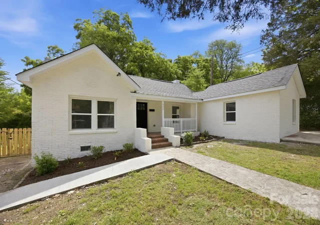 Photo 2 of Single family home for sale at 304 Ashford St, Chester, SC 29706 | MLS# 4365506 | Listing updated on 2026-09-30