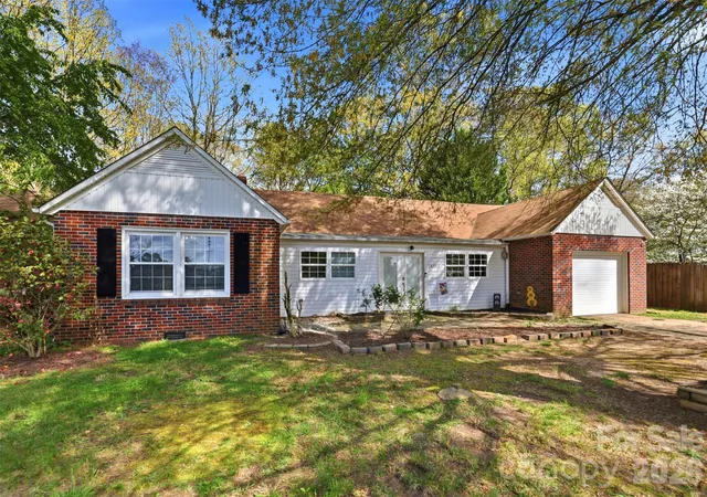 Homes for sale in Newton, NC | 2670 N Olivers Rd, Newton, NC 28658 | MLS# 4365512
