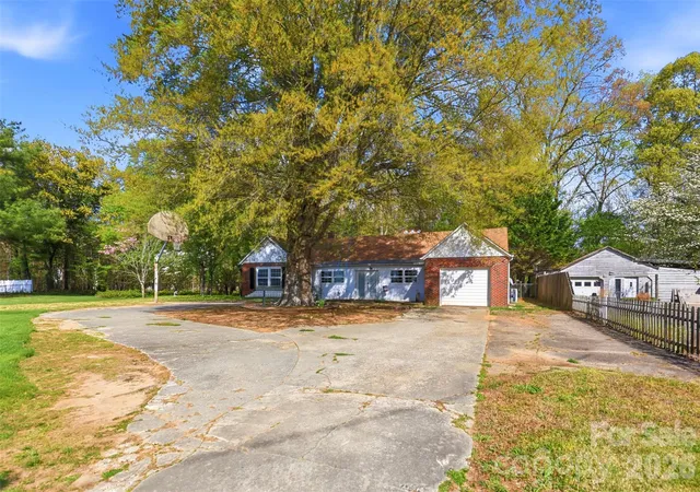 Homes for sale in Newton, NC | 2670 N Olivers Rd, Newton, NC 28658 | MLS# 4365512