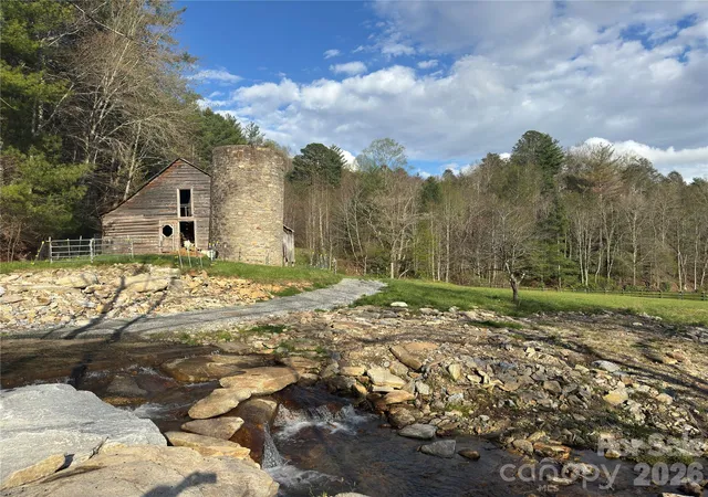 Photo 2 of Single family home for sale at 1422 Middle Frk Rd, Hendersonville, NC 28792 | MLS# 4365669 | Listing updated on 2026-05-21