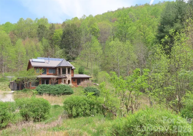 Photo 1 of Single family home for sale at 1422 Middle Frk Rd, Hendersonville, NC 28792 | MLS# 4365669 | Listing updated on 2026-05-21