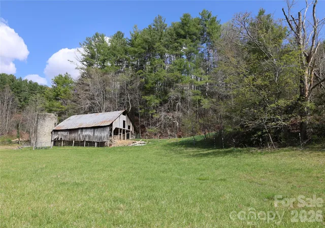 Photo 3 of Single family home for sale at 1422 Middle Frk Rd, Hendersonville, NC 28792 | MLS# 4365669 | Listing updated on 2026-05-21