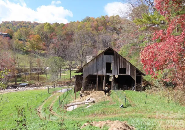 Photo 3 of Single family home for sale at 1422 Middle Frk Rd, Hendersonville, NC 28792 | MLS# 4365669 | Listing updated on 2026-05-21
