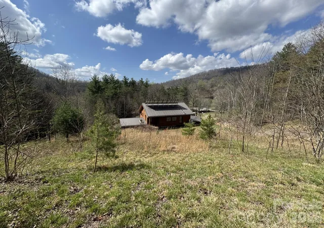 Photo 4 of Single family home for sale at 1422 Middle Frk Rd, Hendersonville, NC 28792 | MLS# 4365669 | Listing updated on 2026-05-21
