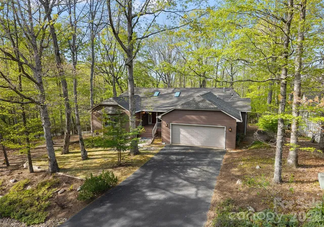 Photo 1 of Single family home for sale at 31 Udvawadulisi Ct, Brevard, NC 28712 | MLS# 4365702 | Listing updated on 2026-05-16