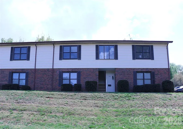 Listing Photo 2 - Condo for sale in building located at 525 Sw 12Th St Sw, Hickory, NC 28602 - Unit #29