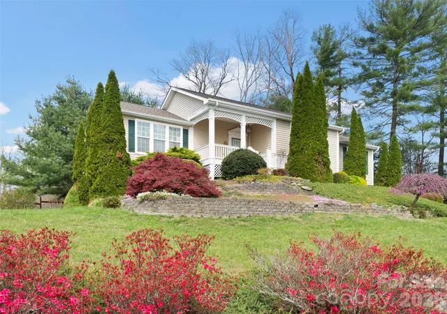 Photo 1 of Single family home for sale at 21 Old Applewood Ln, Hendersonville, NC 28739 | MLS# 4366143 | Listing updated on 2026-09-27