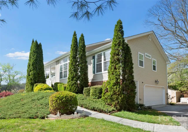 Photo 2 of Single family home for sale at 21 Old Applewood Ln, Hendersonville, NC 28739 | MLS# 4366143 | Listing updated on 2026-09-27