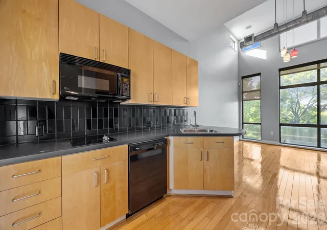 3rd image of 514 W 10Th St, Charlotte, NC 28202