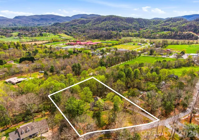 Photo 3 of Single family home for sale at 32 Franklin Farm Rd, Fletcher, NC 28732 | MLS# 4366172 | Listing updated on 2026-10-02