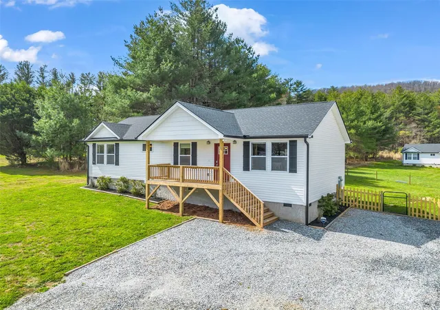Photo 1 of Single family home for sale at 29 Kanes Dr, Hendersonville, NC 28739 | MLS# 4366222 | Listing updated on 2026-05-11
