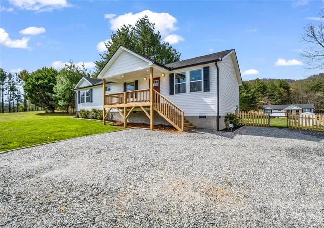 Photo 2 of Single family home for sale at 29 Kanes Dr, Hendersonville, NC 28739 | MLS# 4366222 | Listing updated on 2026-05-11