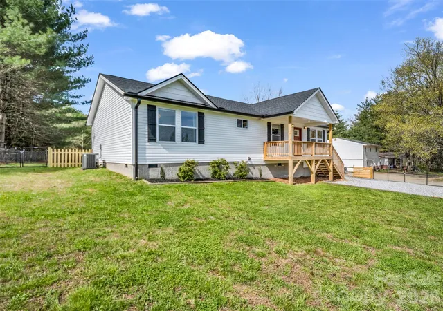 Photo 3 of Single family home for sale at 29 Kanes Dr, Hendersonville, NC 28739 | MLS# 4366222 | Listing updated on 2026-05-11