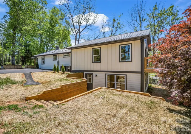 Photo 3 of Single family home for sale at 18 Worley Pl, Asheville, NC 28806 | MLS# 4366279 | Listing updated on 2026-10-01