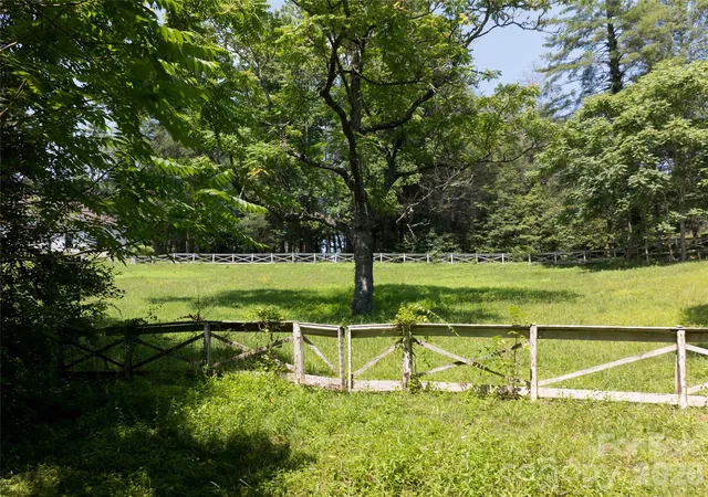 Photo 1 of Single family home for sale at 34 Oak Gate Dr, Hendersonville, NC 28739 | MLS# 4366581 | Listing updated on 2026-04-09