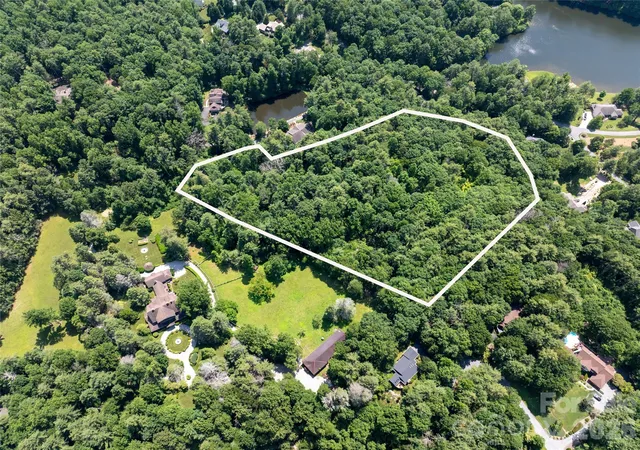 Photo 3 of Single family home for sale at 34 Oak Gate Dr, Hendersonville, NC 28739 | MLS# 4366581 | Listing updated on 2026-04-09