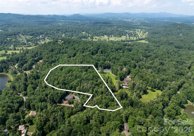 Photo 3 of Single family home for sale at 34 Oak Gate Dr, Hendersonville, NC 28739 | MLS# 4366581 | Listing updated on 2026-04-09