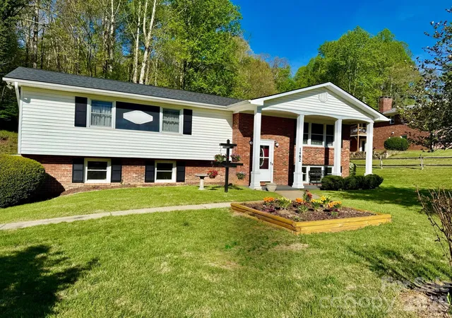 Photo 1 of Single family home for sale at 1482 Island Frd Rd, Brevard, NC 28712 | MLS# 4366891 | Listing updated on 2026-08-05