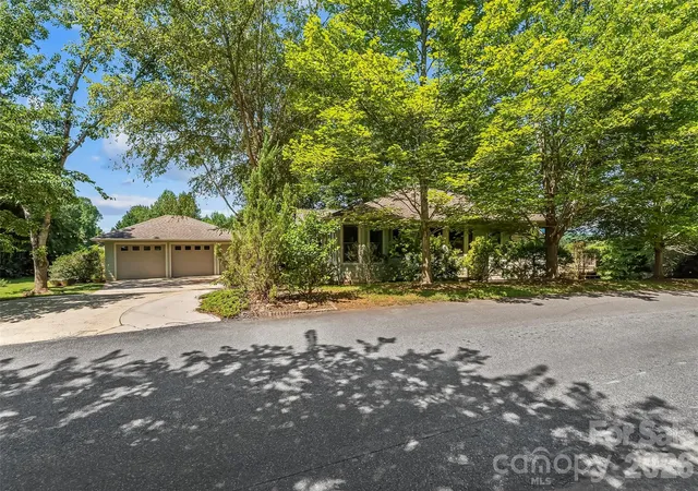 Photo 3 of Single family home for sale at 27 Magnolia Dr, Nebo, NC 28761 | MLS# 4367003 | Listing updated on 2026-09-19