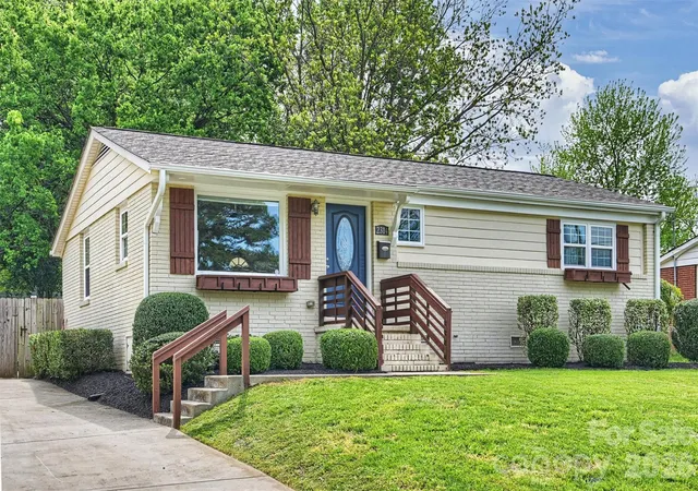 Homes for sale in Charlotte, NC | 2314 Crestview Dr, Charlotte, NC 28216 | MLS# 4367091