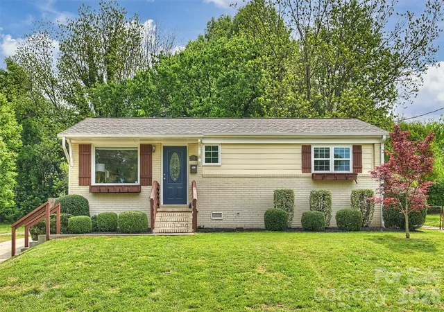 Homes for sale in Charlotte, NC | 2314 Crestview Dr, Charlotte, NC 28216 | MLS# 4367091