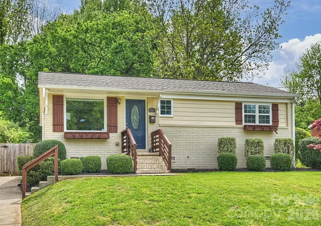Homes for sale in Charlotte, NC | 2314 Crestview Dr, Charlotte, NC 28216 | MLS# 4367091