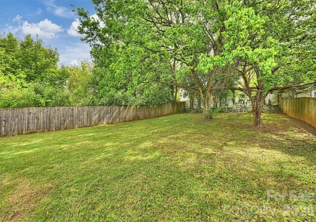 Homes for sale in Charlotte, NC | 2314 Crestview Dr, Charlotte, NC 28216 | MLS# 4367091