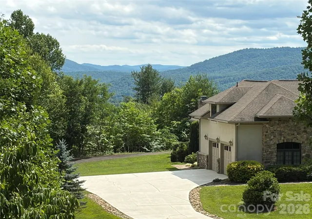 Photo 4 of Single family home for sale at 315 Crossvine Trl, Hendersonville, NC 28739 | MLS# 4367109 | Listing updated on 2026-08-18