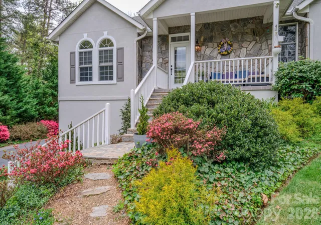 Photo 3 of Single family home for sale at 9 Double Eagle Dr, Weaverville, NC 28787 | MLS# 4367152 | Listing updated on 2026-08-10