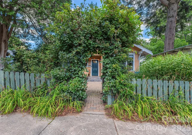 Photo 3 of Single family home for sale at 302 Hillside St, Asheville, NC 28801 | MLS# 4367631 | Listing updated on 2026-10-08