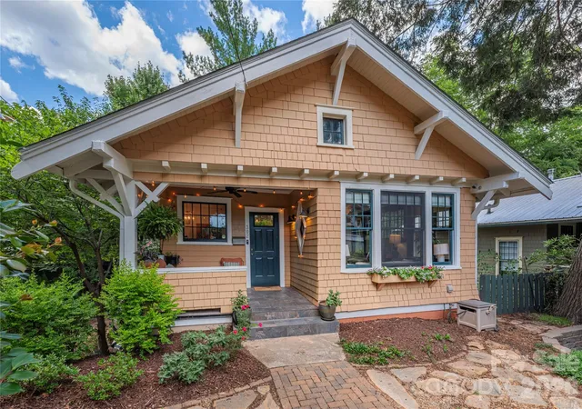 Photo 4 of Single family home for sale at 302 Hillside St, Asheville, NC 28801 | MLS# 4367631 | Listing updated on 2026-10-08