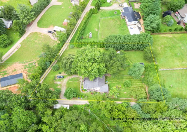 Photo 3 of Single family home for sale at 3 Odie Ln, Candler, NC 28715 | MLS# 4367725 | Listing updated on 2026-10-01