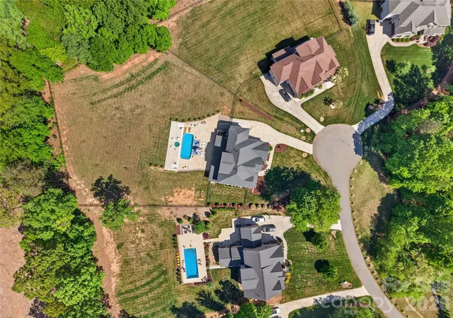 Photo 4 of Single family home for sale at 121 Leeward Shls Ln, Mooresville, NC 28117 | MLS# 4367993 | Listing updated on 2026-10-09