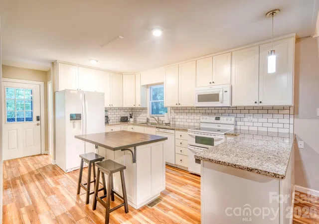 Photo 3 of Single family home for sale at 46 Wahuhu Ct, Brevard, NC 28712 | MLS# 4368025 | Listing updated on 2026-08-01